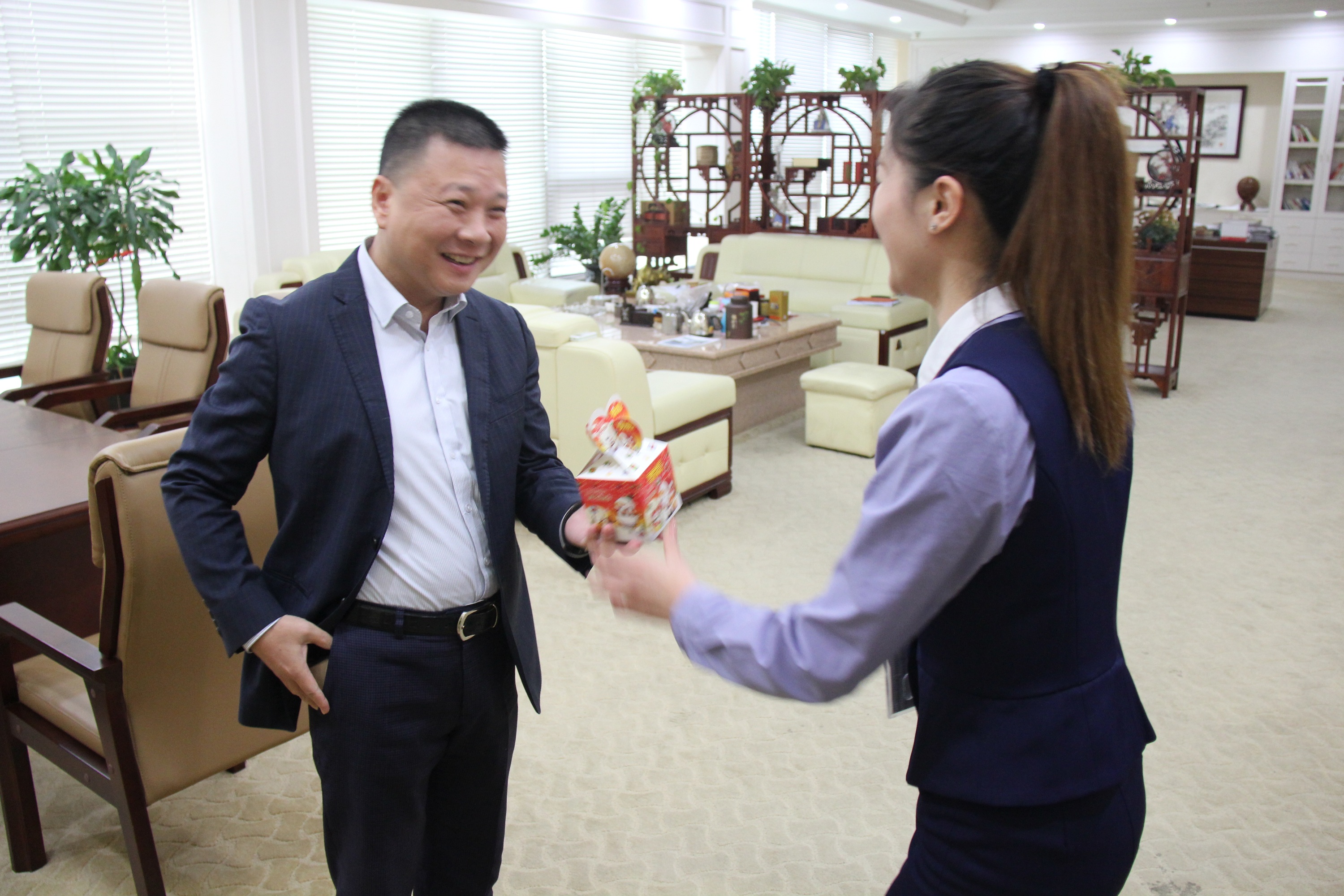 圣悅詩國際輕奢美妝為公司員工送平安祝福！